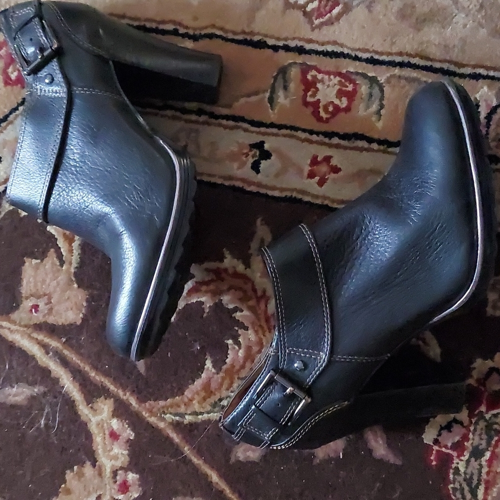 Sofft black boots